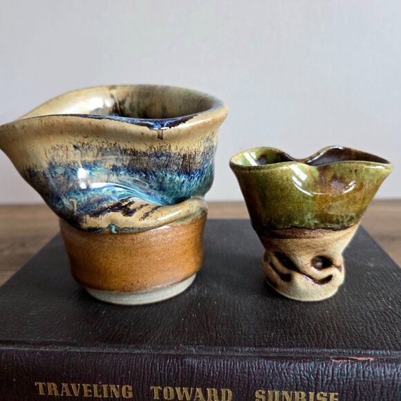 2 small handcrafted ceramic vases with unique ruffled rim. Signed by artists. - Picture 6 of 7
